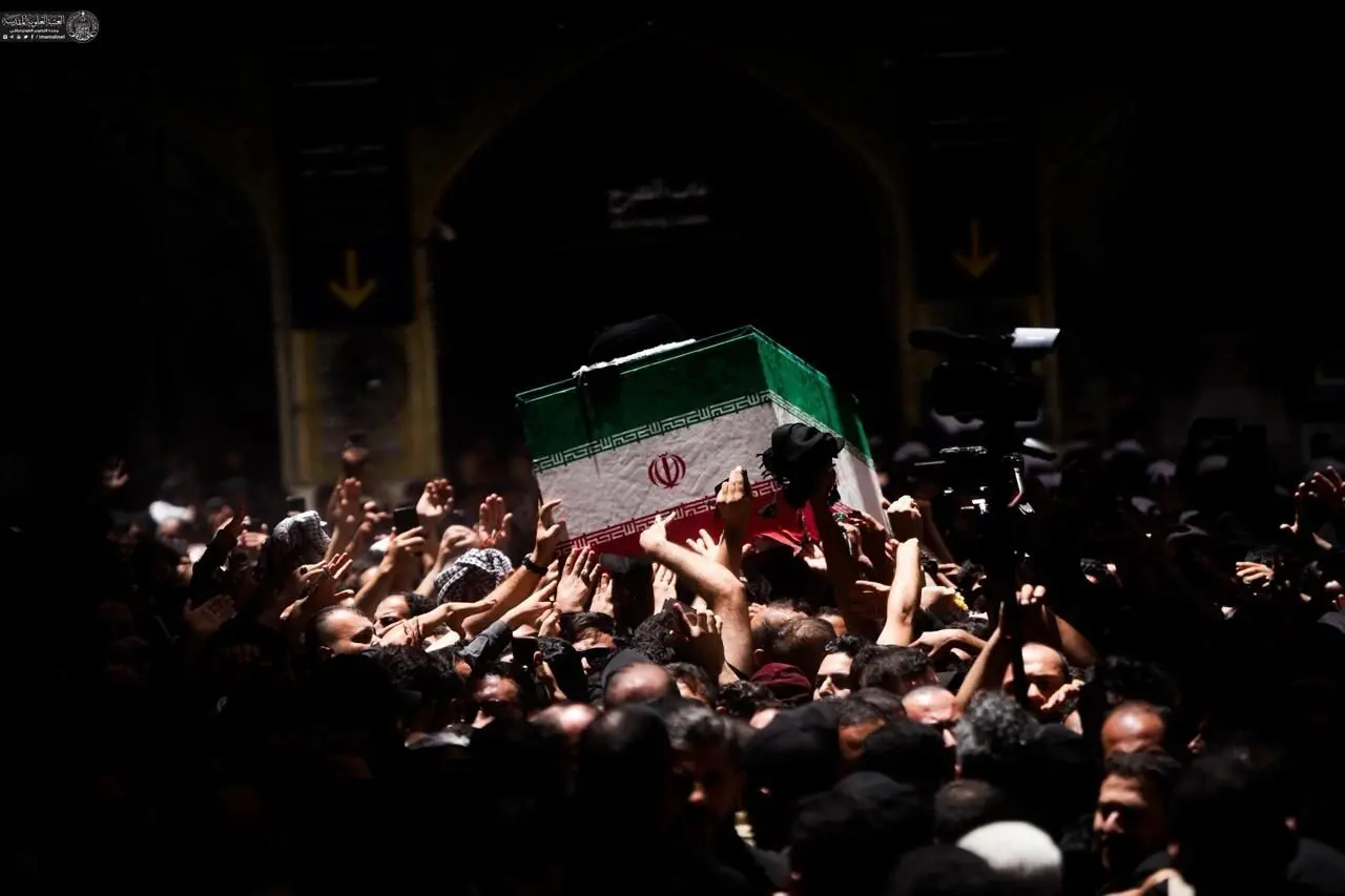 طواف پیکر رهبر شهید به دور ضریح امام رضا(ع)