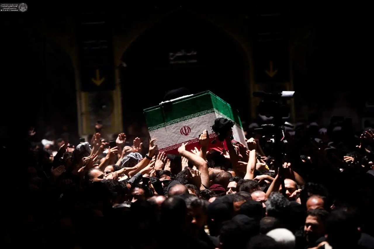 طواف پیکر رهبر شهید به دور ضریح امام رضا(ع)