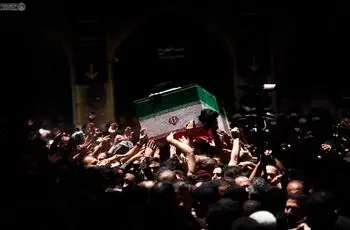 طواف پیکر رهبر شهید به دور ضریح امام رضا(ع)