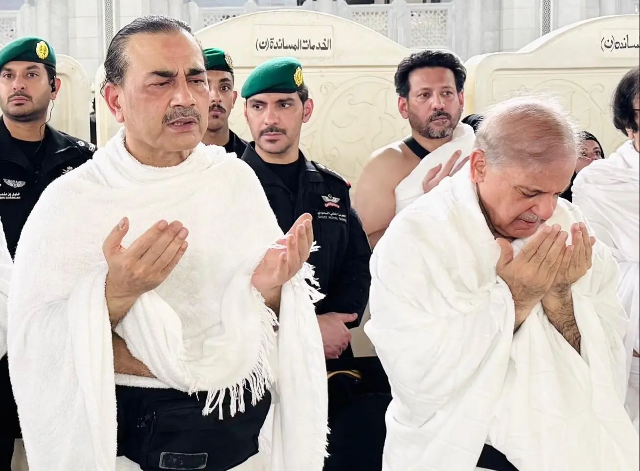 شهباز شریف وارد خانه خدا شد