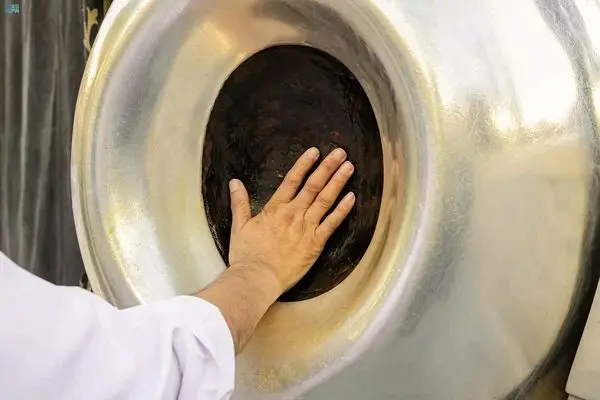 ببینید؛  لحظه عطرافشانی حجر الاسود