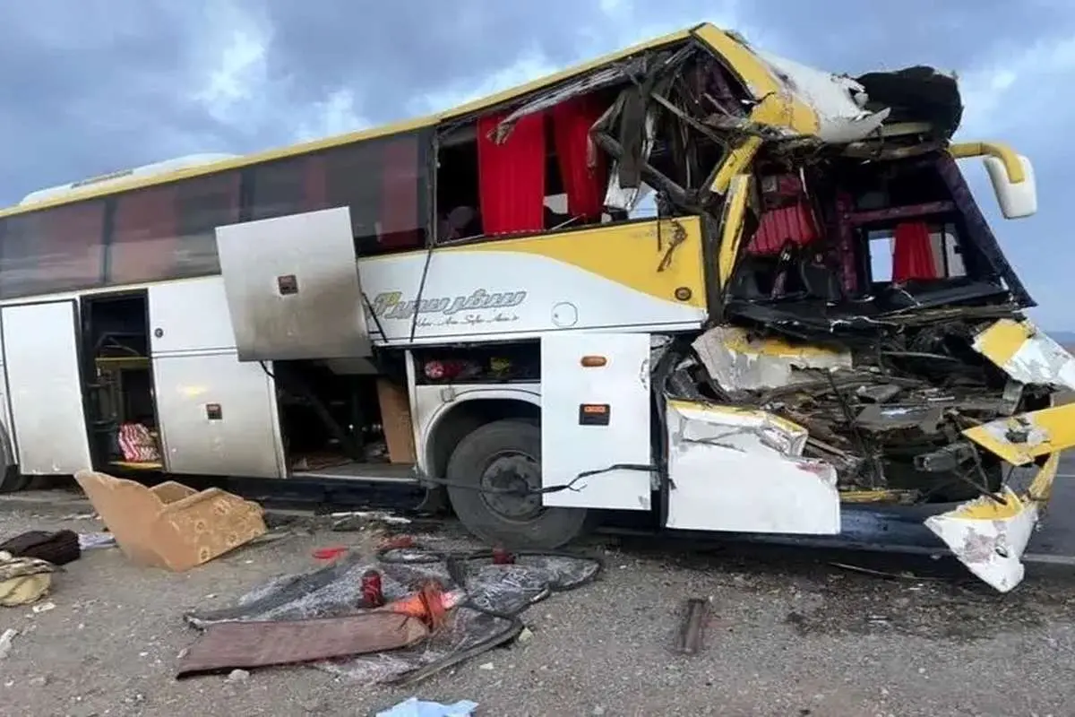 برخورد اتوبوس با تریلی در قم؛ ۱۵ نفر مصدوم شدند