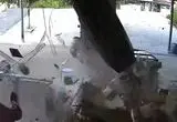 ورود وحشتناک لاستیک جداشده از کامیون به یک مغازه