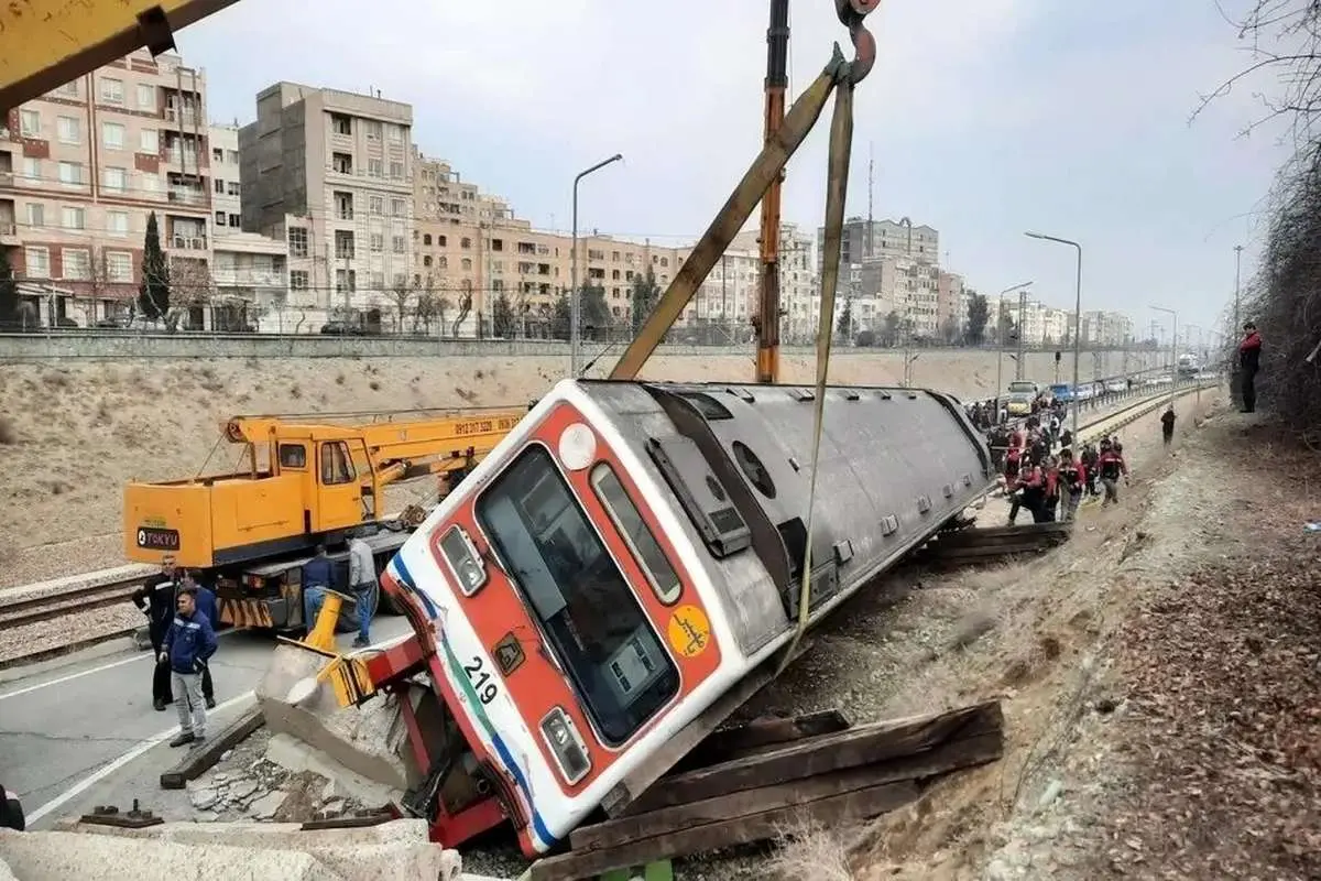 یک قطار مترو در پراگ چک از ریل خارج شد