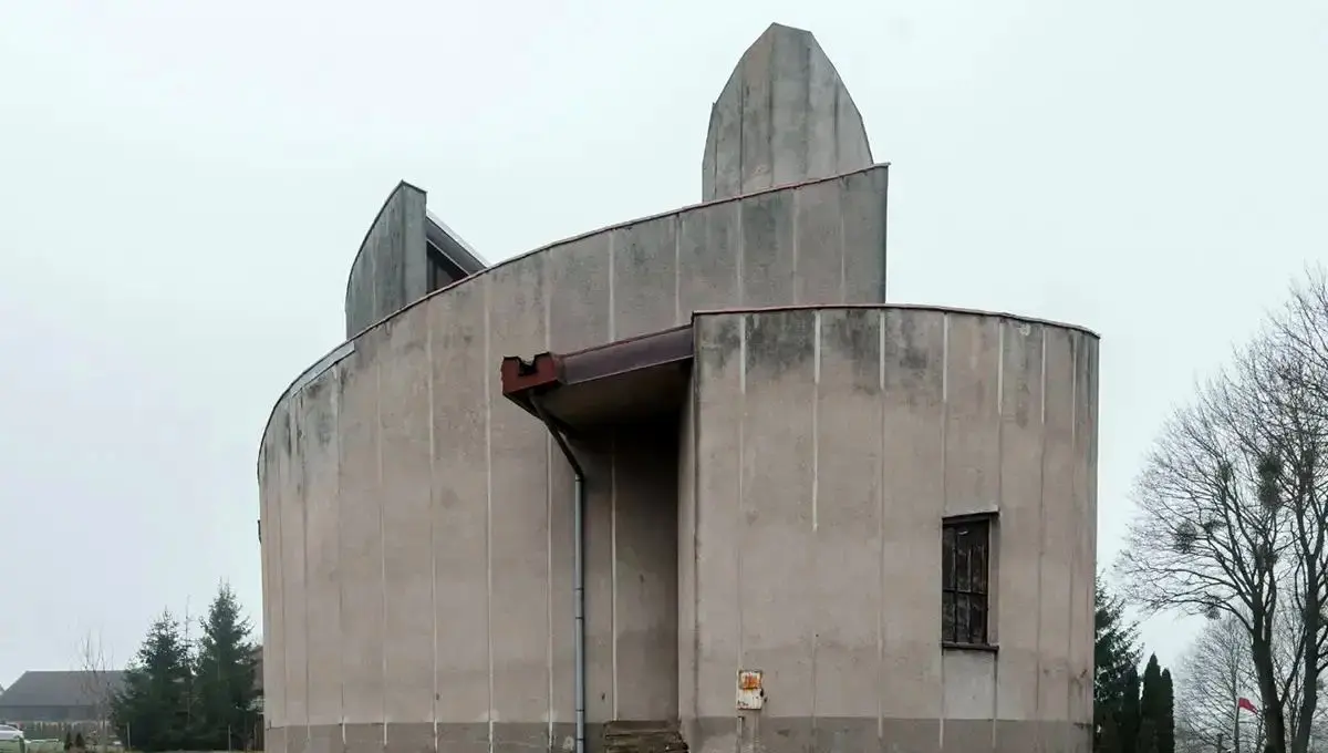 کلیسایی با معماری خشن در دل روستایی ۲۰۰ نفره