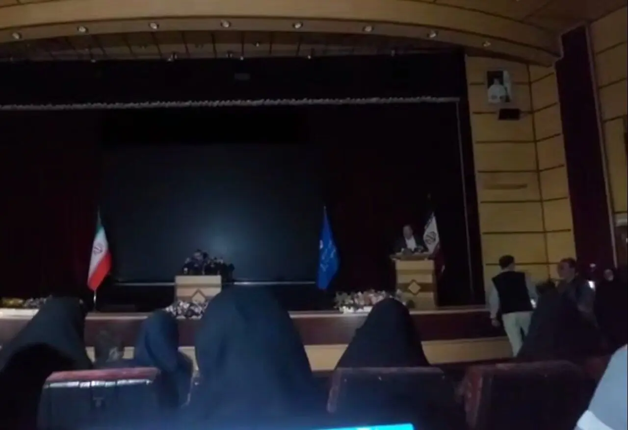  قطعی برق همزمان با برگزاری نشست خبری وزیر بهداشت
