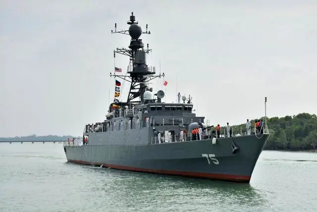 ناوشکن «دنا» در بندر ویشاخاپاتنام هند پهلو گرفت