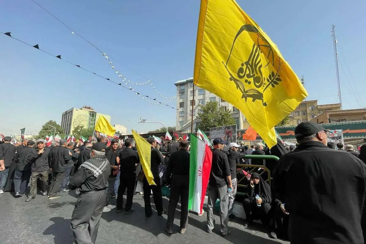 جمعی از رزمندگان افغانستانی لشکر فاطمیون در مراسم تشییع
