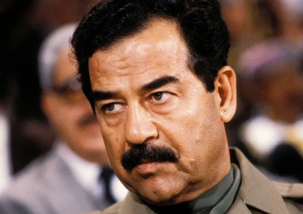 صدام حسین در حال شوخی با نامزدش ساجده، دهه ۱۹۶۰