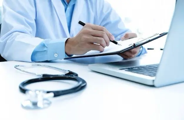 این پزشک قلابی را شناسایی کنید