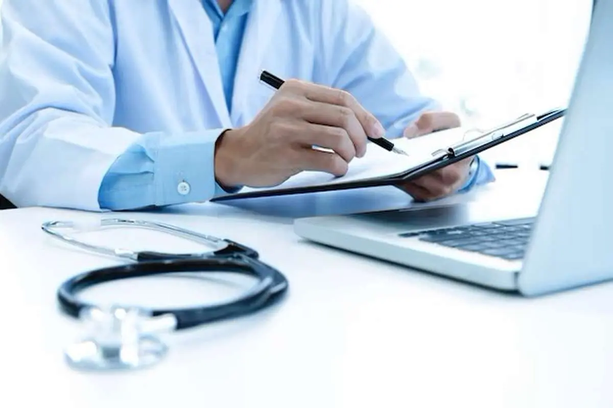 این پزشک قلابی را شناسایی کنید