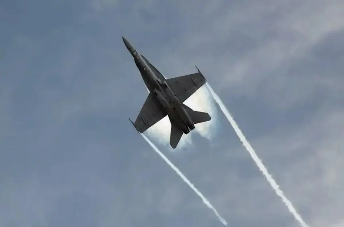 ثبت یک لحظه جادویی؛ رنگین‌کمان بخار در نمایش هوایی جنگنده F-18