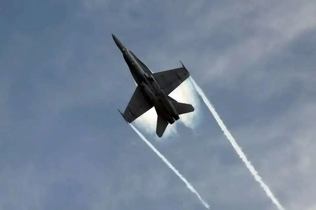 ثبت یک لحظه جادویی؛ رنگین‌کمان بخار در نمایش هوایی جنگنده F-18