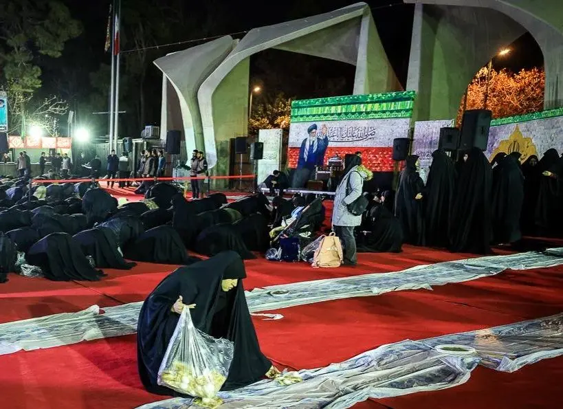 تصاویر؛ افطاری مقابل دانشگاه تهران 