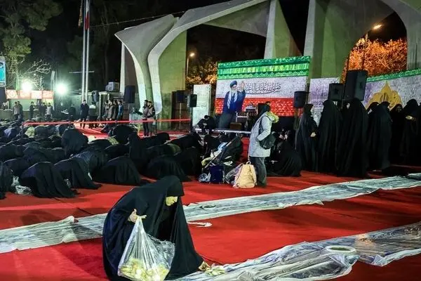 تصاویر؛ افطاری مقابل دانشگاه تهران 