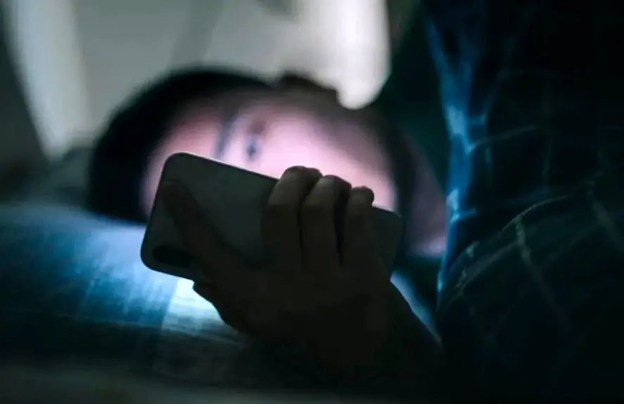 استفاده از موبایل قبل از خواب شاید مسبب کاهش کیفیت خواب نباشد
