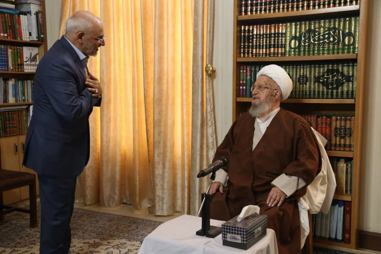 مکارم شیرازی: دولت برای حل مشکلات اقتصادی برنامه جدی داشته باشد