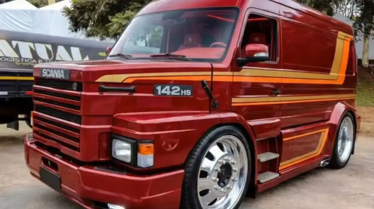 وقتی بچه اسکانیا ۱۴۲اچ‌اس لباس لوکس به تن می‌کند