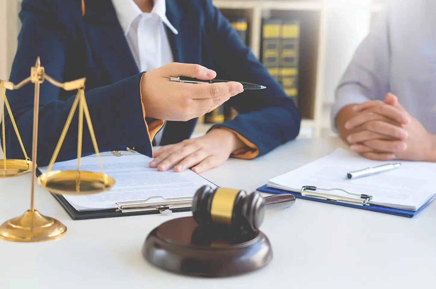 آسیب‌دیدگان جنگ چگونه می‌توانند وکیل بگیرند؟
