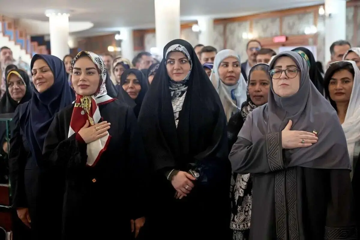 سلفی همسر عراقچی و دختر پزشکیان با سخنگوی دولت