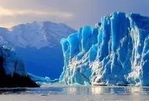 پرش غول یخی از دل اقیانوس

