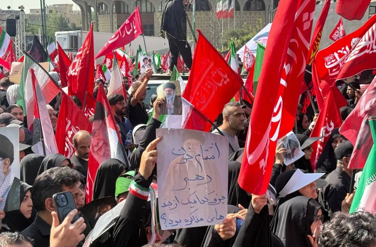 تصاویر؛ دست‌نوشته‌ها و پلاکاردها در مراسم تشییع رهبر شهید