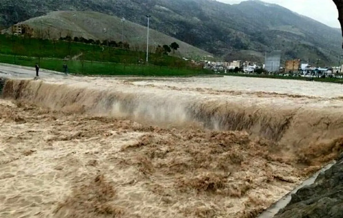 ببینید؛ لحظه هولناک گرفتار شدن موتورسوار در سیل روستای ده‌غیبی مشهد