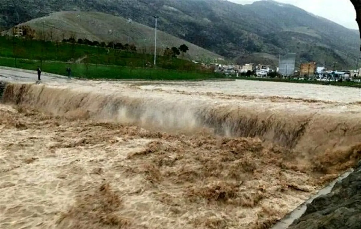 ببینید؛ لحظه هولناک گرفتار شدن موتورسوار در سیل روستای ده‌غیبی مشهد
