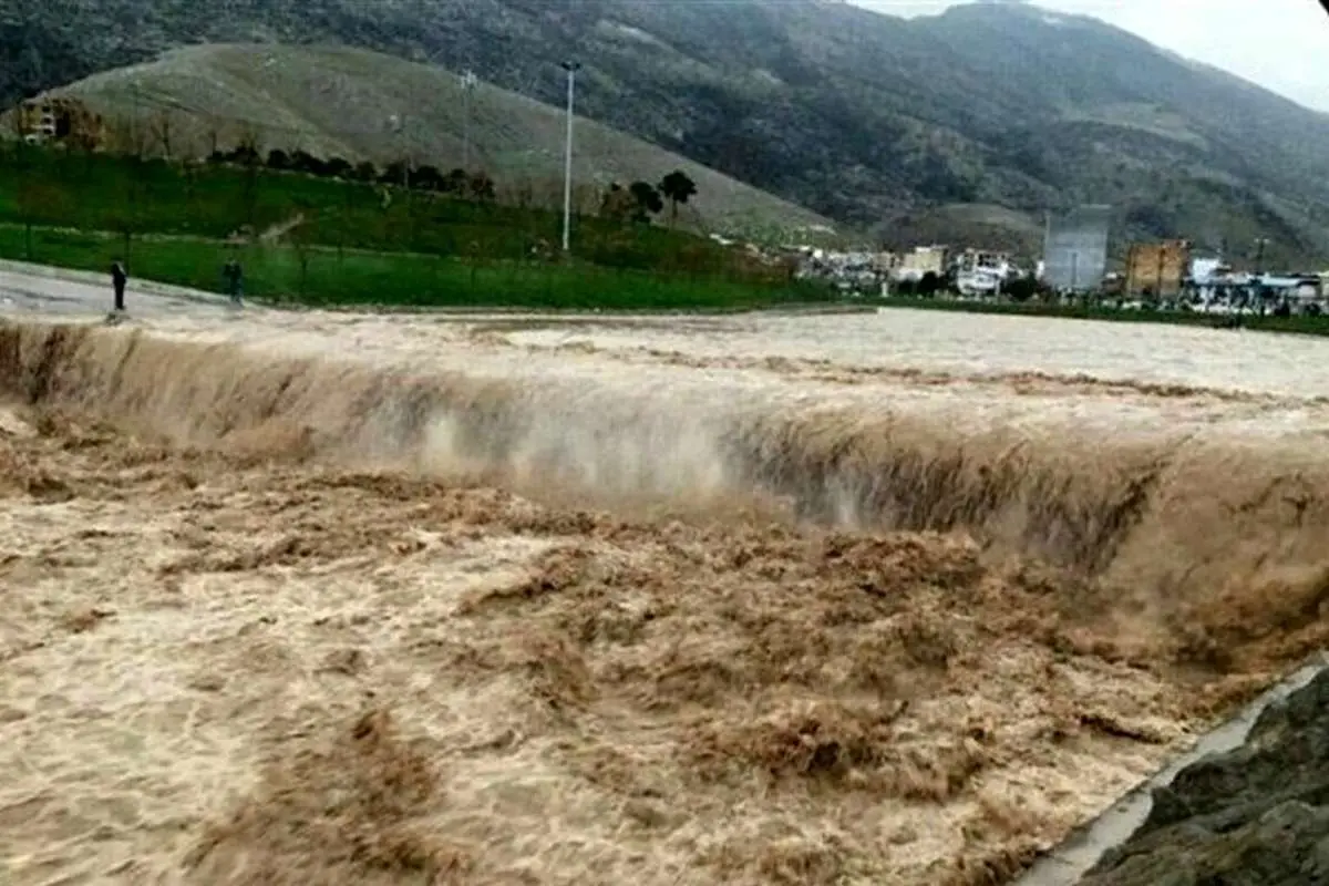 ببینید؛ لحظه هولناک گرفتار شدن موتورسوار در سیل روستای دهغیبی مشهد