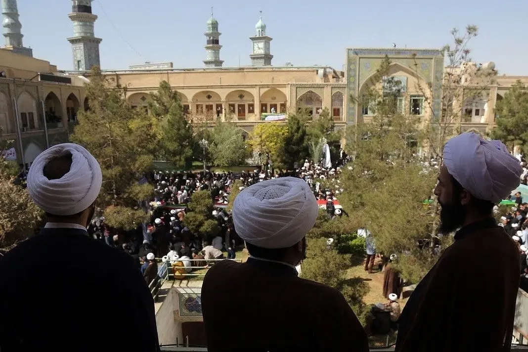 انتقاد روزنامه جمهوری اسلامی از روحانیون: آن‌ها از پناهگاه بودن مردم فاصله گرفته‌اند