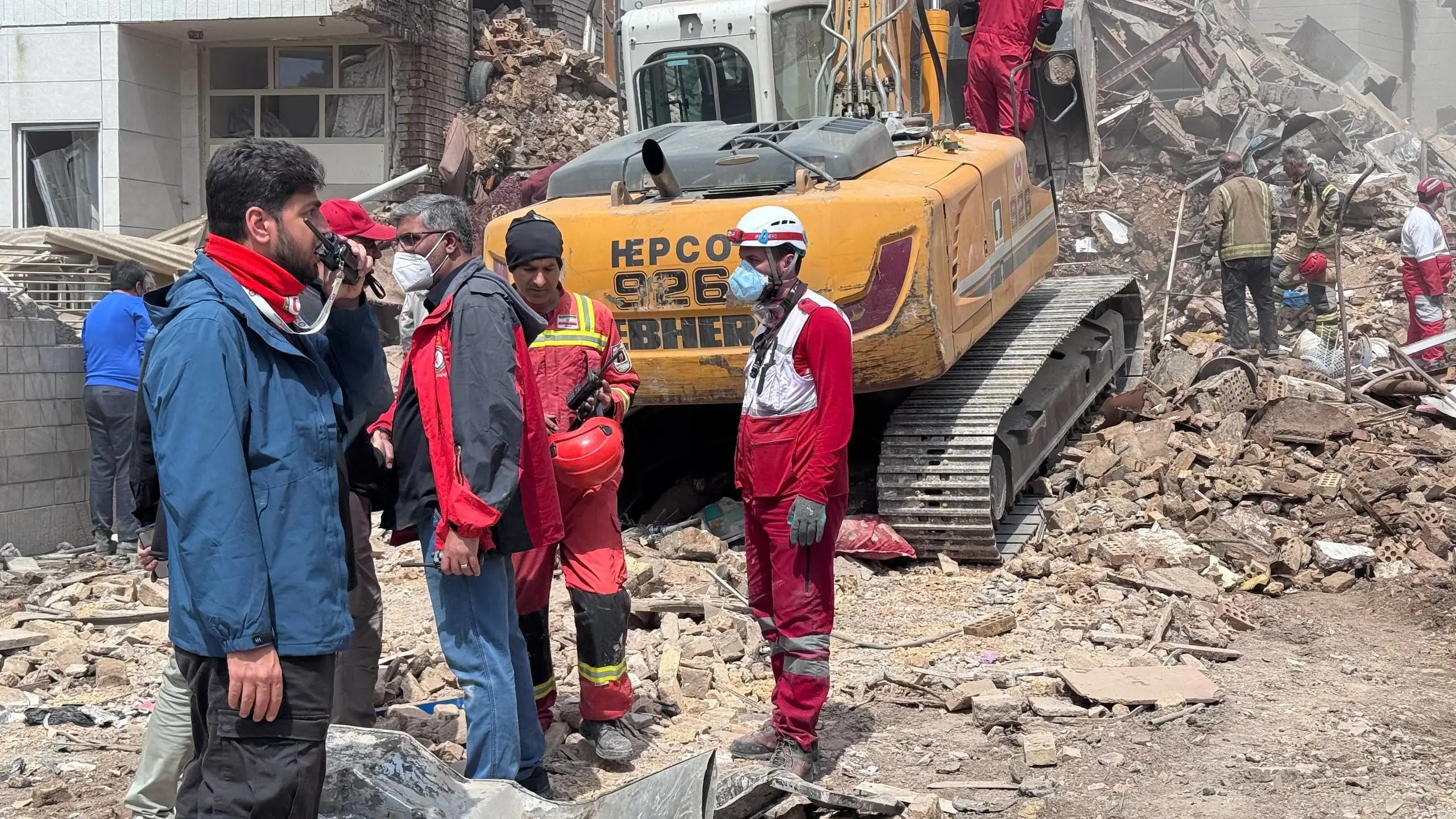 خسارت حمله هوایی به یک منطقه مسکونی در قم