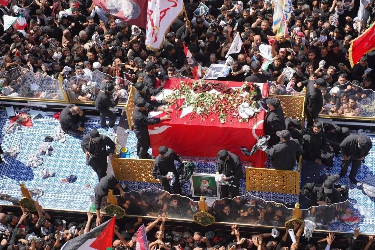 فرزندان آیت‌الله سیستانی در مراسم تشییع رهبر انقلاب در نجف