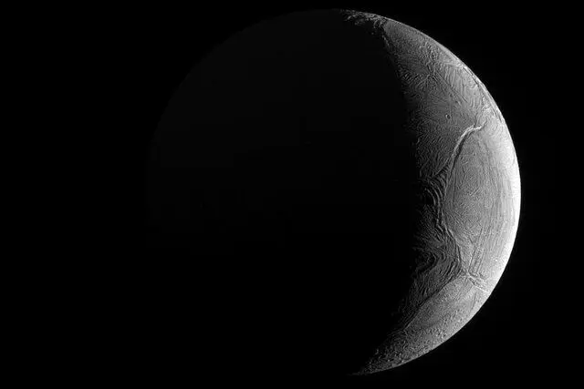 عکس روز ناسا از قمر اسرارآمیز زحل