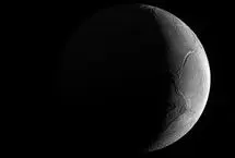 عکس روز ناسا از قمر اسرارآمیز زحل