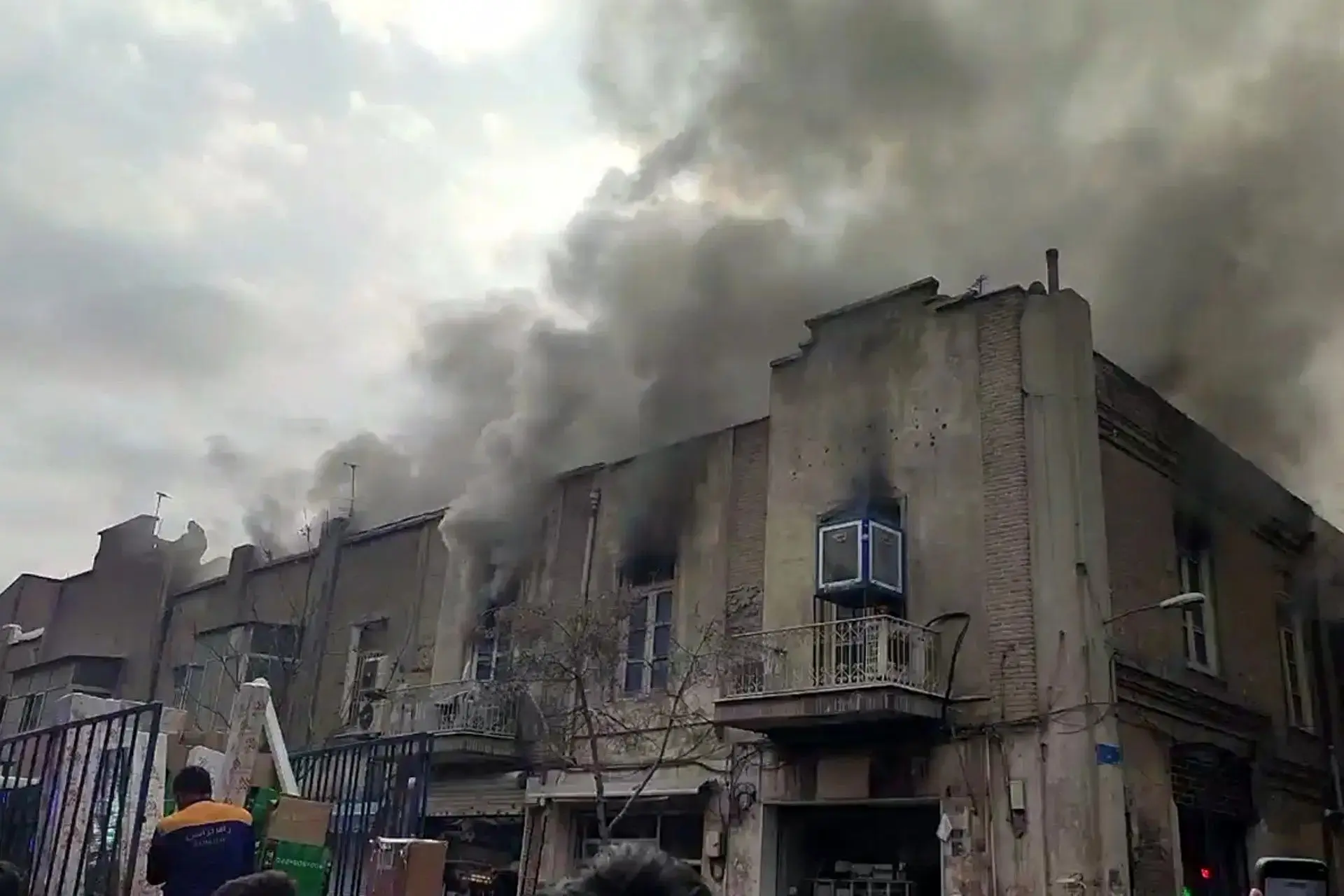 گراند هتل تهران سوخت/ علت آتش‌سوزی معلوم نیست
