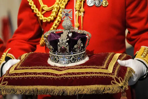 حمله معترضان به ویترین تاج پادشاهی بریتانیا 