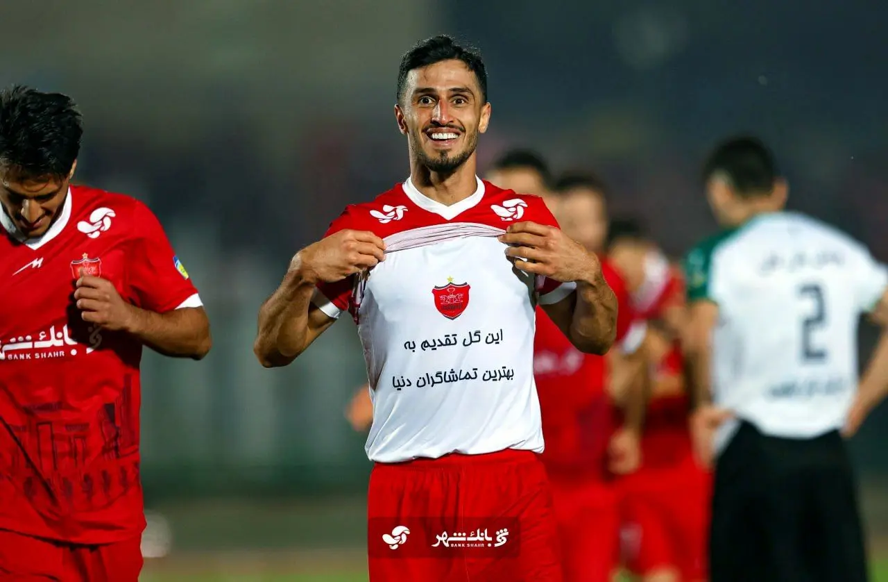 تصویر؛ سلفی خاص آقای گل پرسپولیس با هواداران بعد از گلزنی!