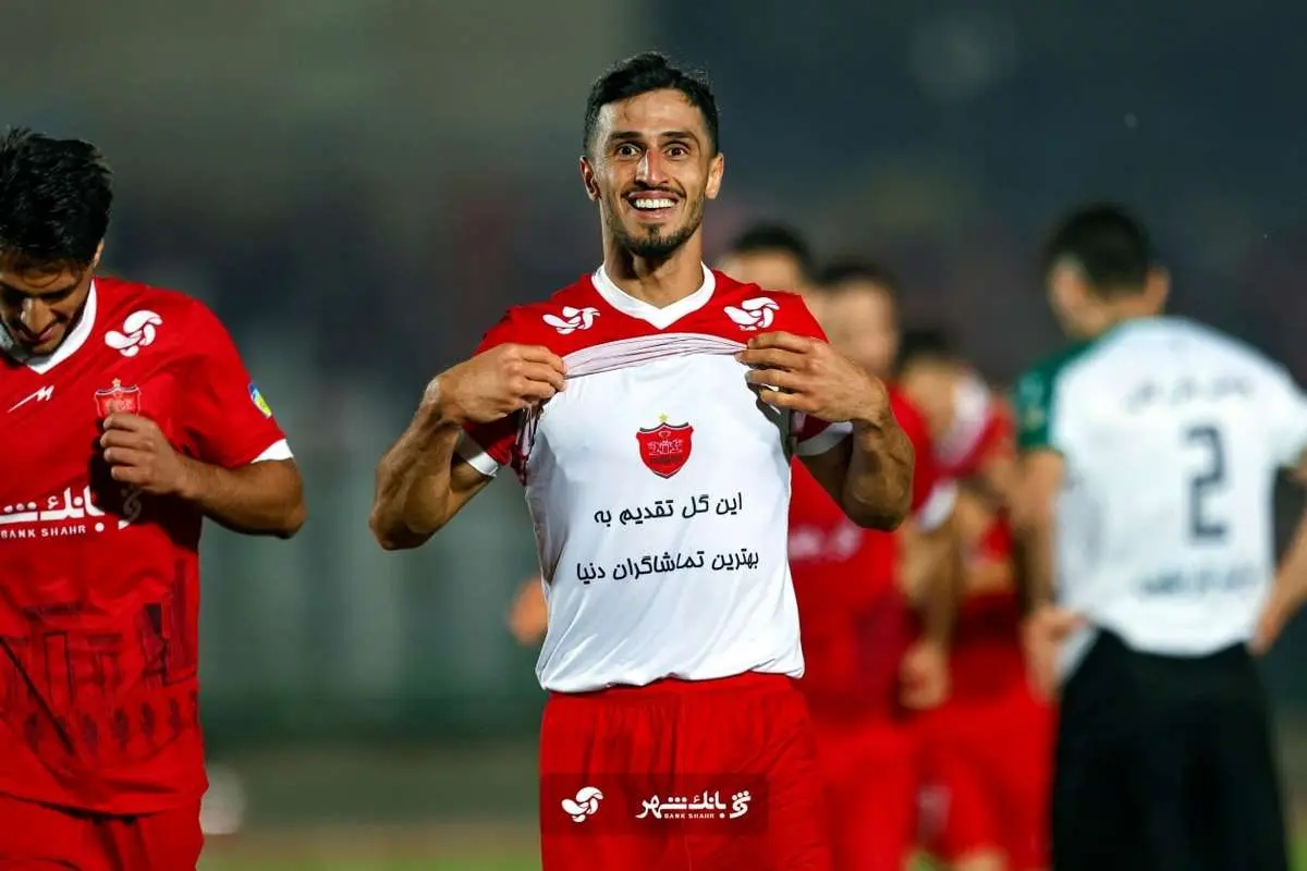 تصویر؛ سلفی خاص آقای گل پرسپولیس با هواداران بعد از گلزنی!