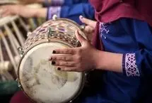 طالبان سازهای موسیقی را با تبر شکستند