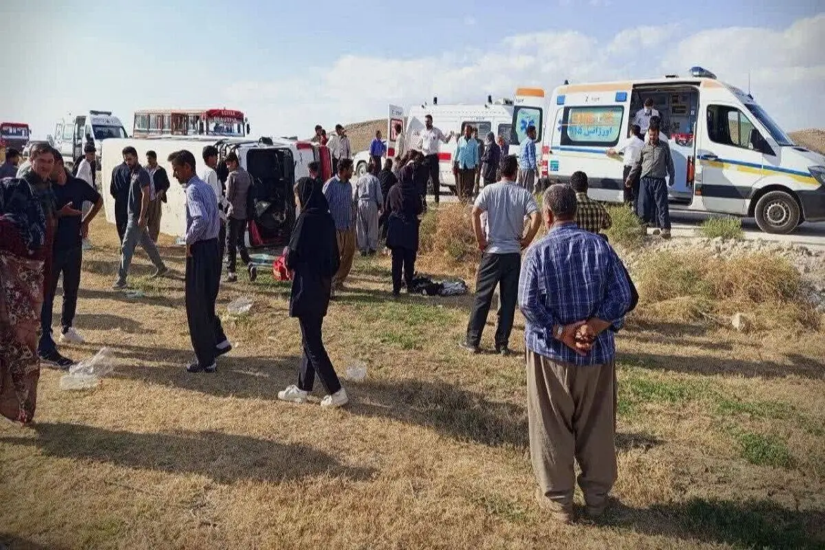 واژگونی مینی‌بوس حامل دانش‌آموزان در نقده ۱۳ مصدوم بر جا گذاشت