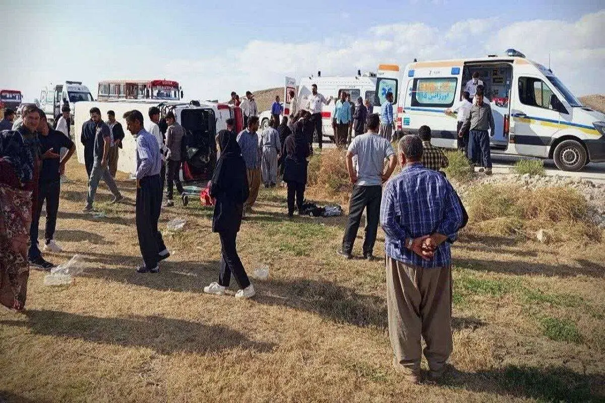 واژگونی مینیبوس حامل دانشآموزان در نقده ۱۳ مصدوم بر جا گذاشت