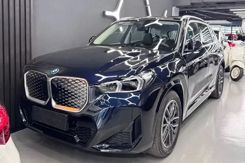 بی‌ام‌و iX1 2025 - نمای روبرو