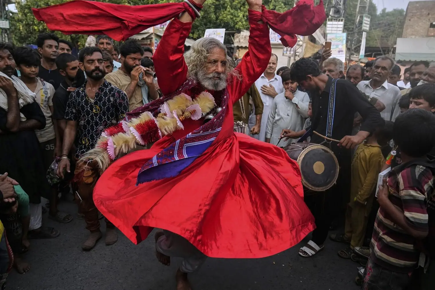 تصاویر؛ جشن صوفیان با طبل‌نوازی، رقص و چراغانی