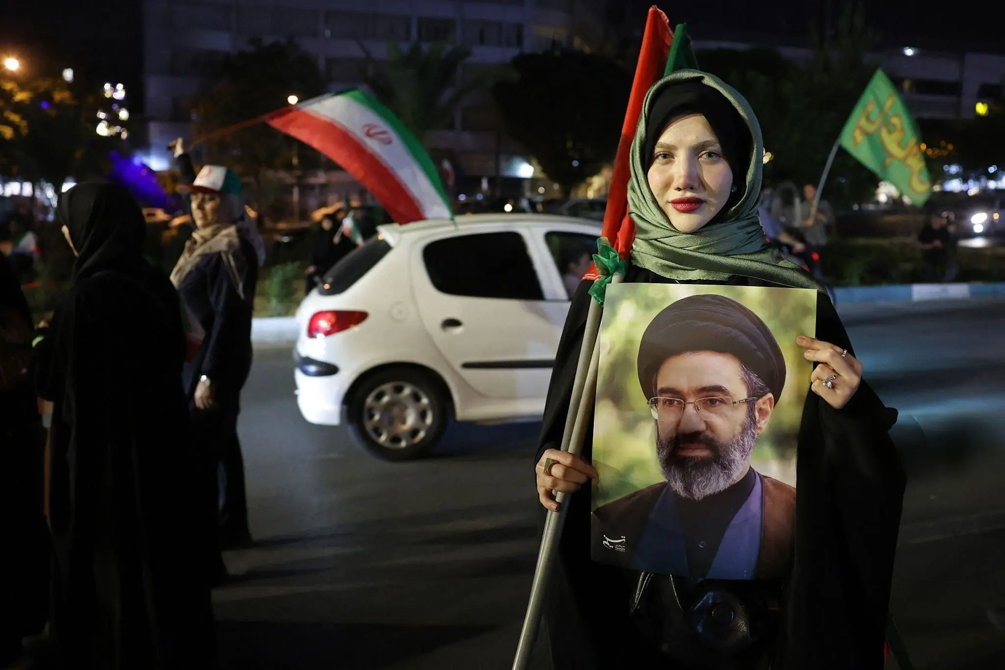 جهان به روایت تصویر؛ از فوتبال در زمین خاکی تا زنی با تصویر رهبر انقلاب