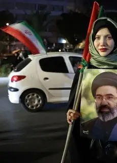 جهان به روایت تصویر؛ از فوتبال در زمین خاکی تا زنی با تصویر رهبر انقلاب