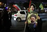 جهان به روایت تصویر؛ از فوتبال در زمین خاکی تا زنی با تصویر رهبر انقلاب