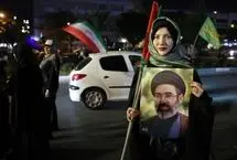 جهان به روایت تصویر؛ از فوتبال در زمین خاکی تا زنی با تصویر رهبر انقلاب