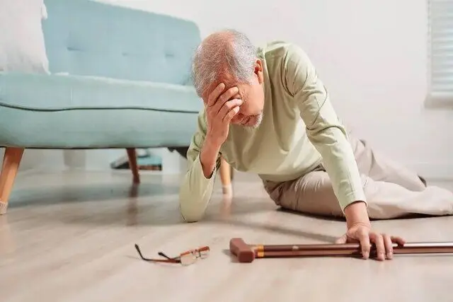 چرا سالمندان‌ بیشتر زمین می‌خورند؟ 
