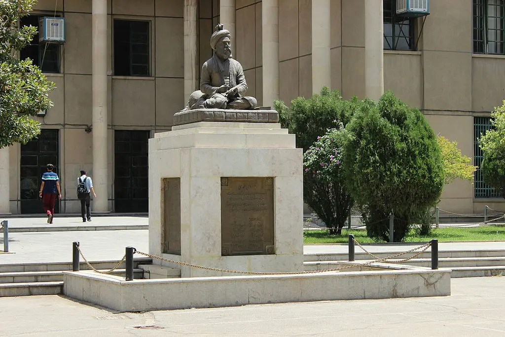 یک عکس یک روایت: فردوسی نشسته در قلب دانشگاه تهران