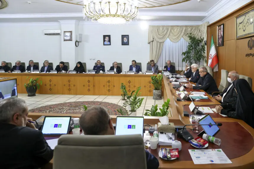 کیهان: دولت با خط‌دهی نفوذی‌ها به مسائل واهی و پوچ مشغول شده!
